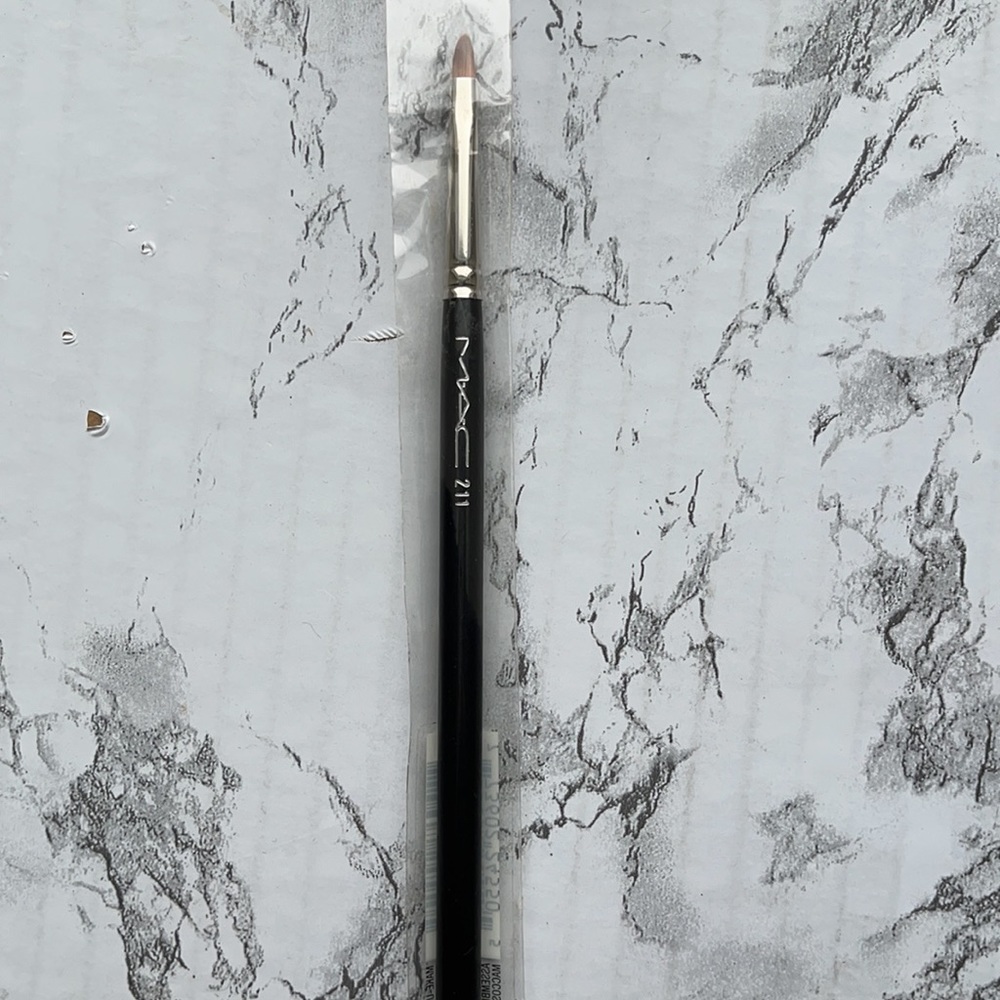 MAC COSMETICS AUTHENTIC NEW IN PACKAGE 211 BRUSH